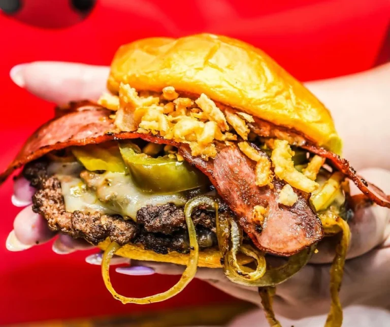 How Much Beef for a Smash Burger: A Comprehensive Guide